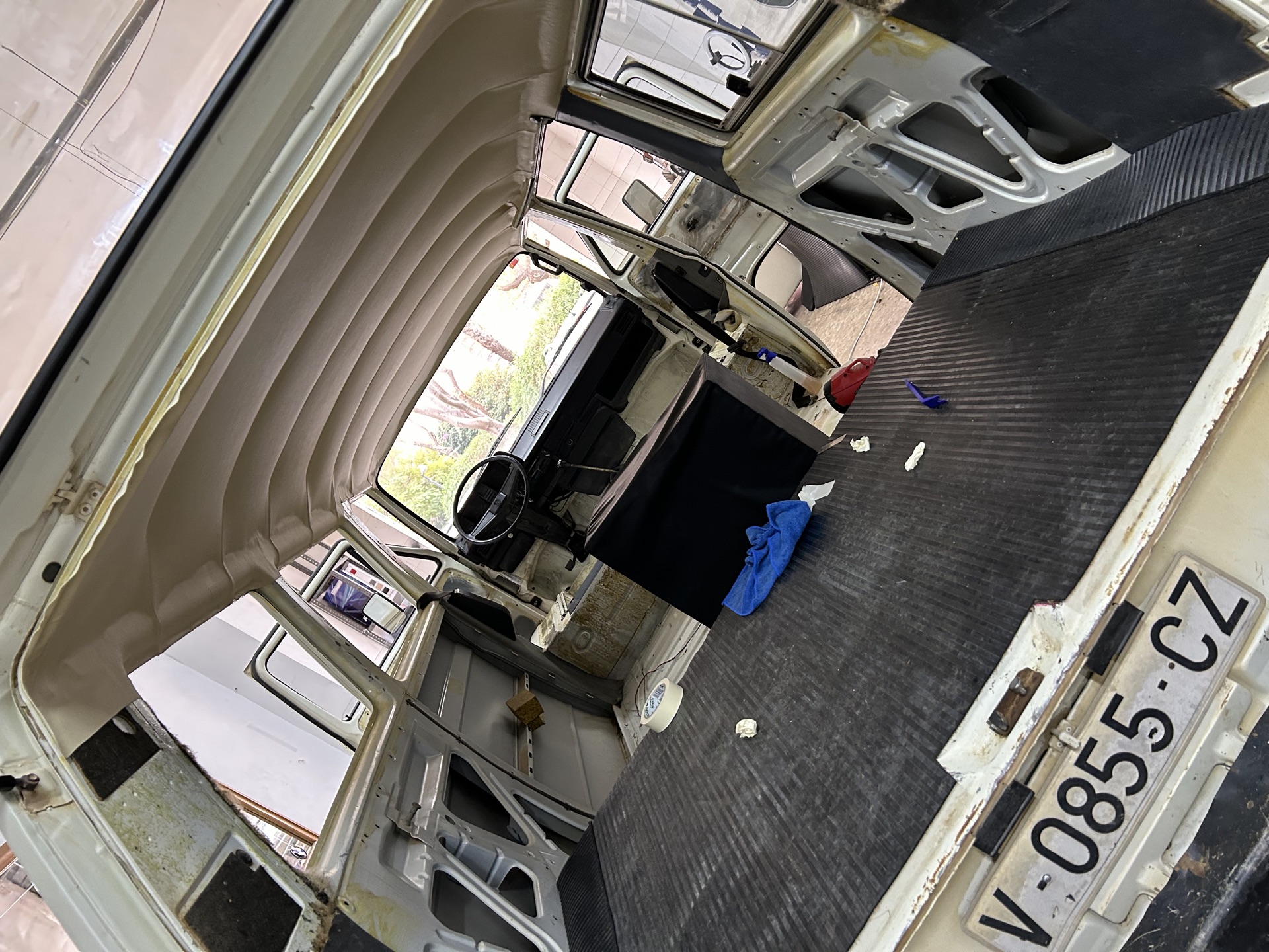 Tapizado de techo de automóvil en alcántara negra - Tapicería Corium Valencia