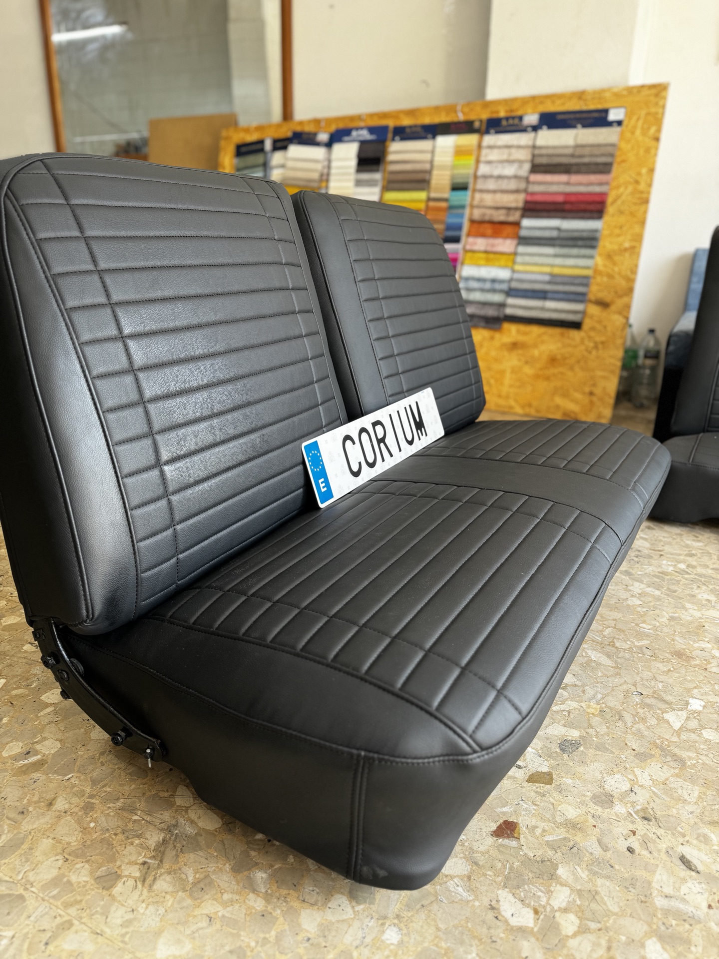 Tapizado de techo de automóvil en alcántara negra - Tapicería Corium Valencia